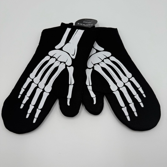 Eastwick Pair of Skeleton Quilted Oven Mitts 7” x 13” NWT - Picture 1 of 5